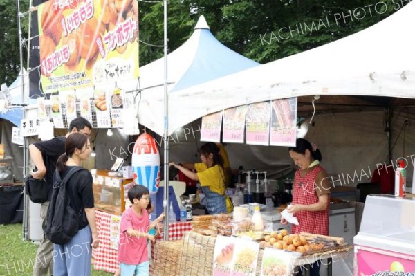 飲食ブースに訪れた家族連れ（平栗玲香通信員撮影）