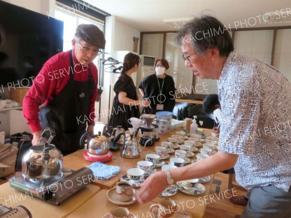 サンデーズカフェで集まった村民にコーヒーを振る舞う