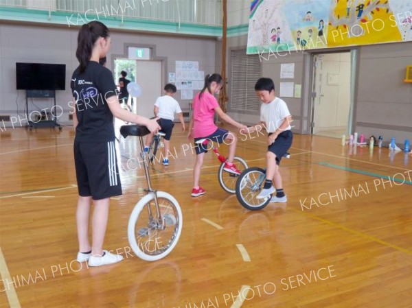 一輪車の練習に励む児童ら