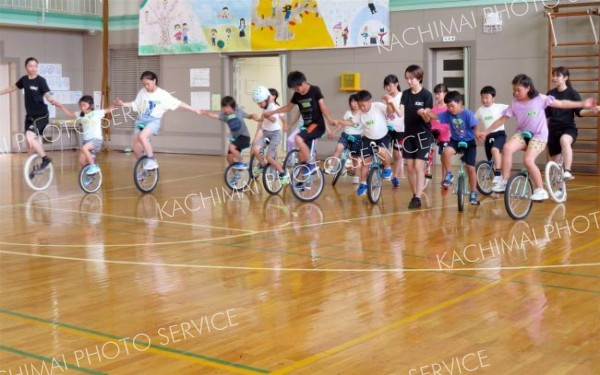 一輪車の練習に励む児童ら