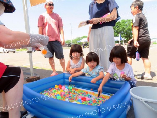 子どもたちでにぎわったスーパーボールすくい