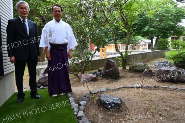 音更神社の社務所中庭にお目見えした十勝石庭園を紹介する