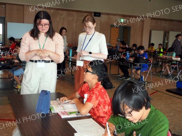 浦幌学園で夏休み学習サポート　ＡＬＴらも支援