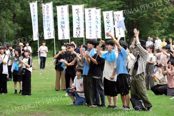 出番ではないときは観客と一緒に芝生で盛り上がった出演者