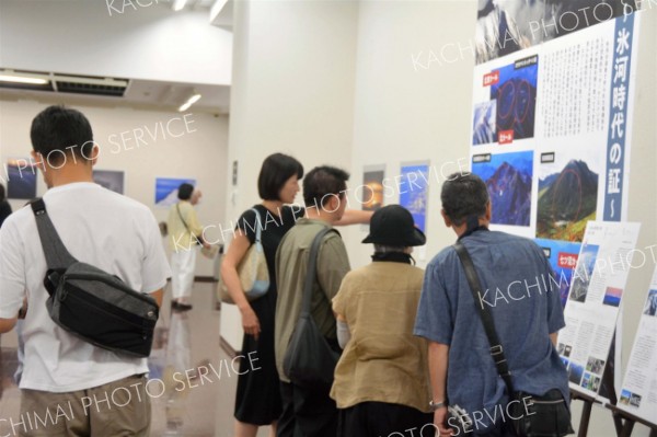 連日大勢の来場者が訪れる会場（４日）