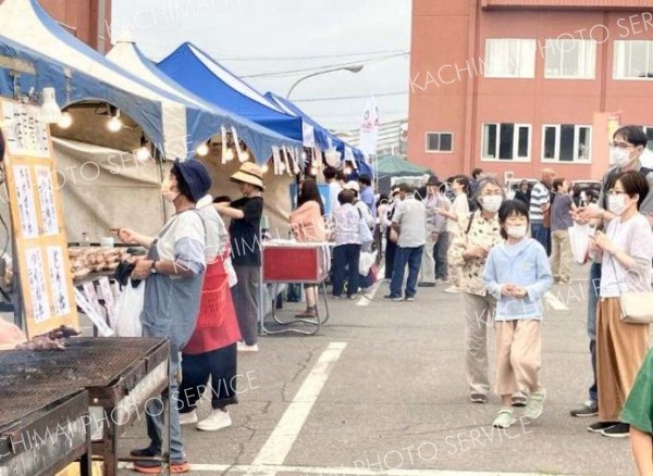 多くの来場者でにぎわった「チャリティー樽生ビアー彩（さい）」