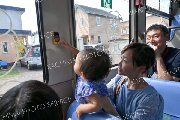 降車ボタンを押す幼児