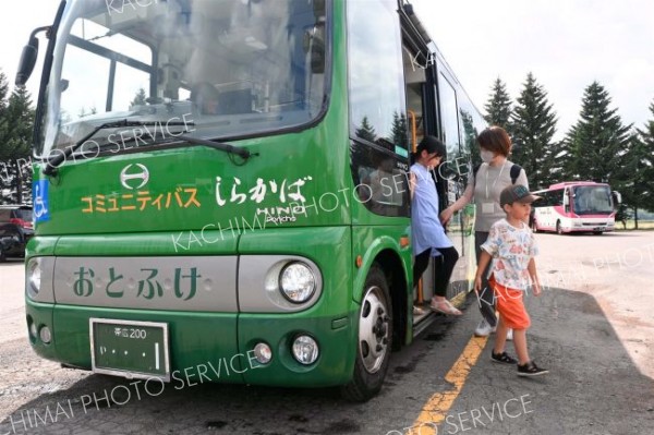 コミバスを降車する子どもら