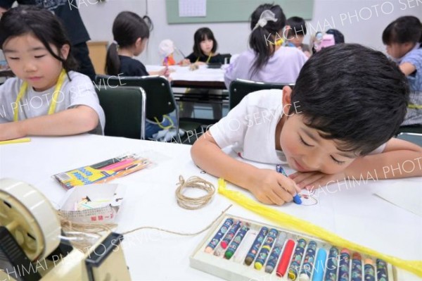 トショフェスの工作を楽しむ子どもたち