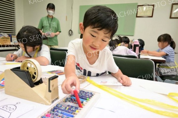 トショフェスの工作を楽しむ子どもたち