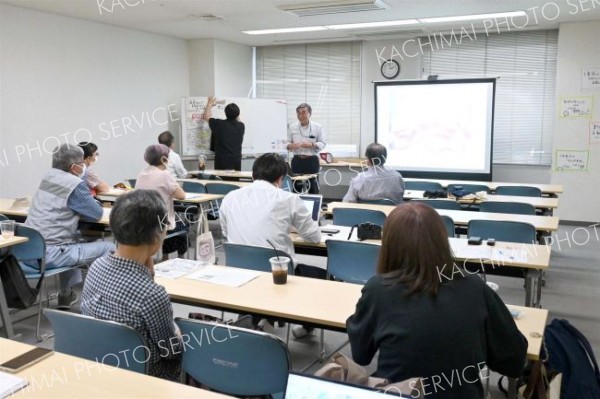 三権分立や図書館活用法などについて理解を深めた参加者ら