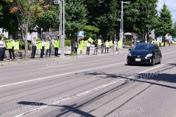 安全運転を呼び掛ける旗を掲げる関係者