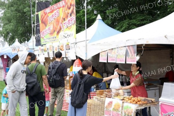 バルーン商店街では多くの来場者でにぎわった（平栗玲香通信員撮影）