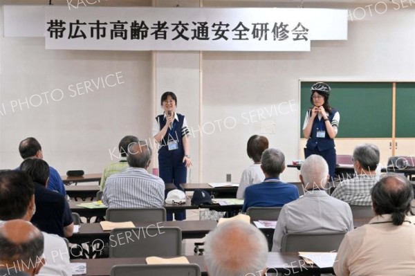 自転車の交通ルールなど学ぶ　高齢者交通安全研修会