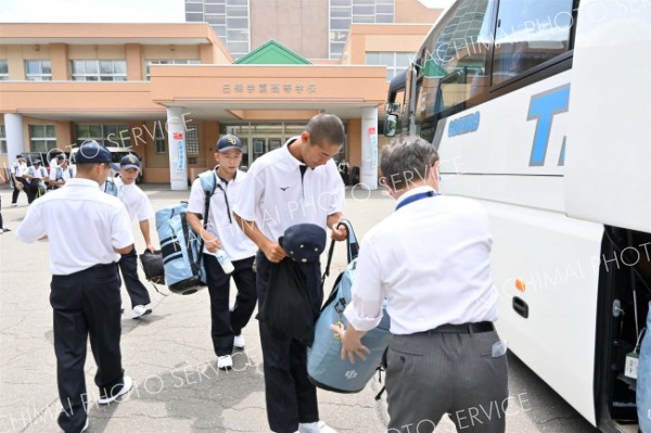 白樺学園、応援の野球部員らもいざ聖地・甲子園へ出発