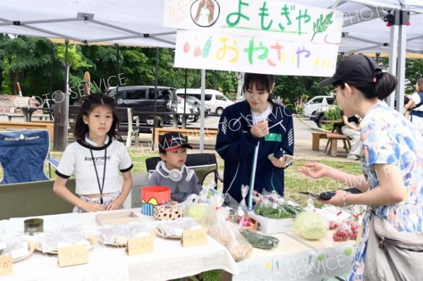 「よもぎ屋さん」の店長を務めた