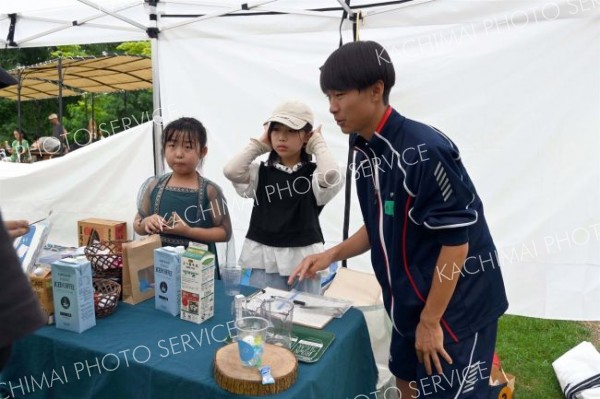 元気にコーヒーを販売する子どもたち