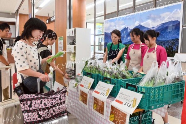 幕別清陵高生徒らが帯広空港で「空港マルシェ」　産直十勝野菜を販売