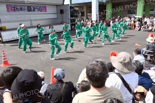 暑さに負けじと、熱いダンスを披露するダンサーら