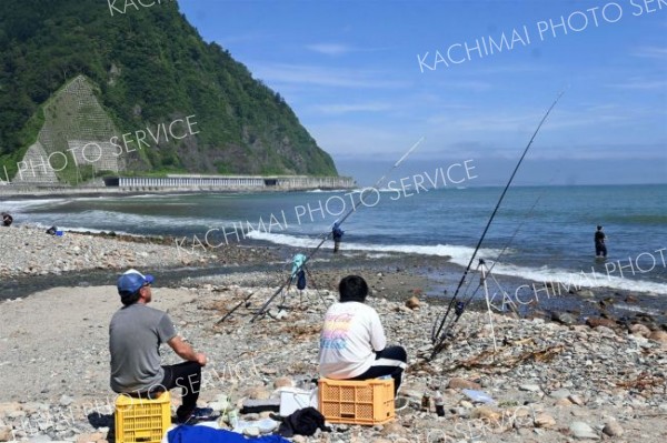 「黄金道路」沿いはマリンレジャーの人気スポット。釣り人は覆道を眺めながら大物を狙っていた