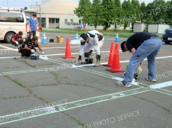 中札内村商工会工業部会が白線の補修　村診療所駐車場