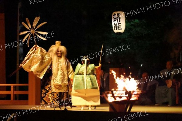 かがり火の中、野外で能や狂言堪能　帯広緑ケ丘公園　１１年ぶり薪能