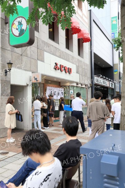 店の外で入店待ちをする客（１３日午前１１時２０分ごろ、帯広市西２南１１の「ふじもり」で。助川かおる通信員撮影）