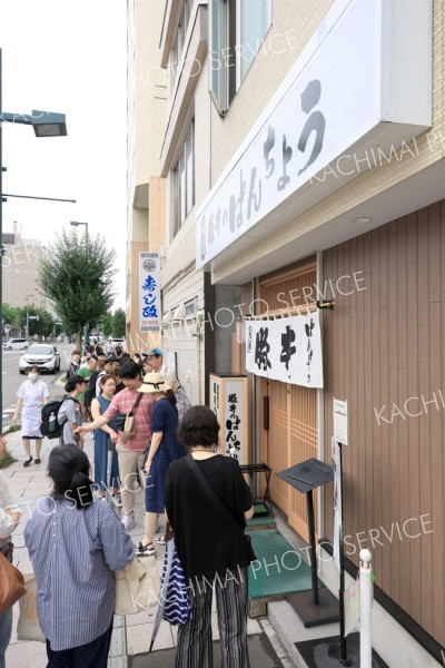 豚丼を求めて長蛇の列を作る客（１３日午前１１時ごろ、帯広市西１南１１の「元祖　豚丼のぱんちょう」で。助川かおる通信員撮影）