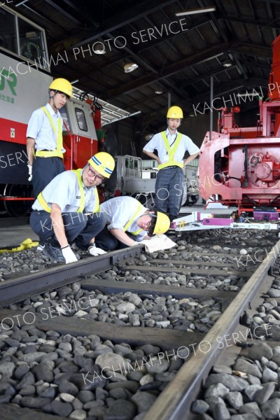 ７月に帯広保線所で初開催された職場見学会。レールの状態を目視でチェックする参加者