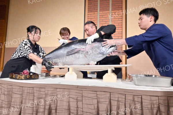 マグロ解体にくぎ付け　北海道ホテルで納涼祭 3