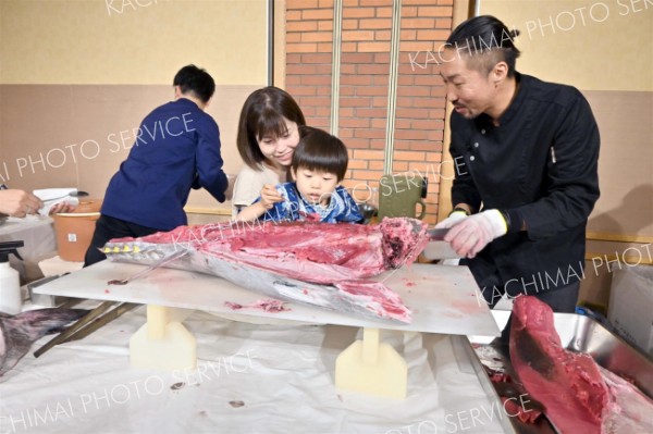 マグロ解体にくぎ付け　北海道ホテルで納涼祭 5