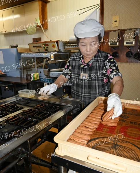 バナナ饅頭を焼き続けて３０年以上の石井さん。「ロスを出さないように気を付けて焼いている」と話す