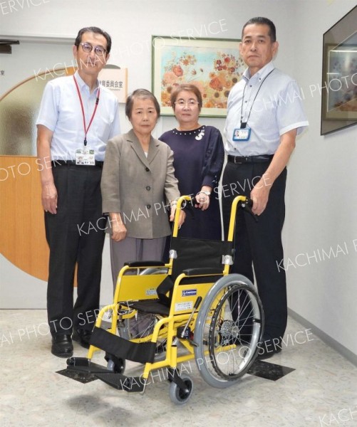 リングプル回収で子ども用車いす　浦幌町社協が町教委に寄贈