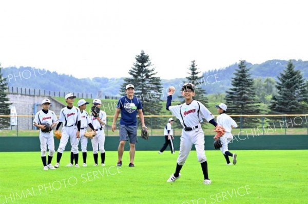 慶応大野球部が小中学生を指導　合宿地の幕別で教室