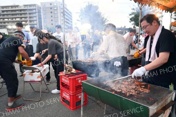 焼き肉とビール満喫　駅南地区でワイワイ祭り