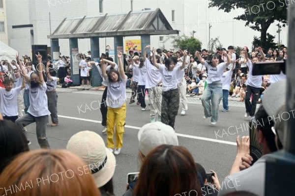 日ごろの練習の成果を発揮したダンスチーム。周りは手拍子で大盛り上がり