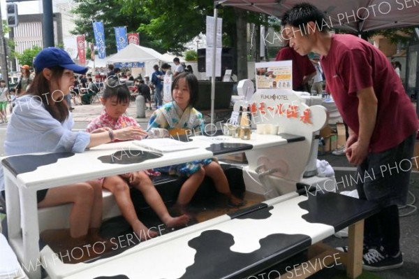 「モール足湯」街でゆったり　ふく井ホテル