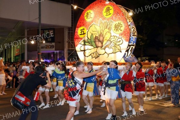 威勢のいい掛け声とともに平原通を練り歩く女みこし（助川かおる通信員撮影）