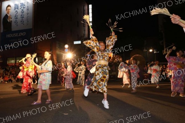 麦の種まき、雨乞い、刈り取り、臼引きの振り付けを繰り返す踊り子（助川かおる通信員撮影）