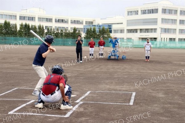 贈呈式の後は始球式を実施した。