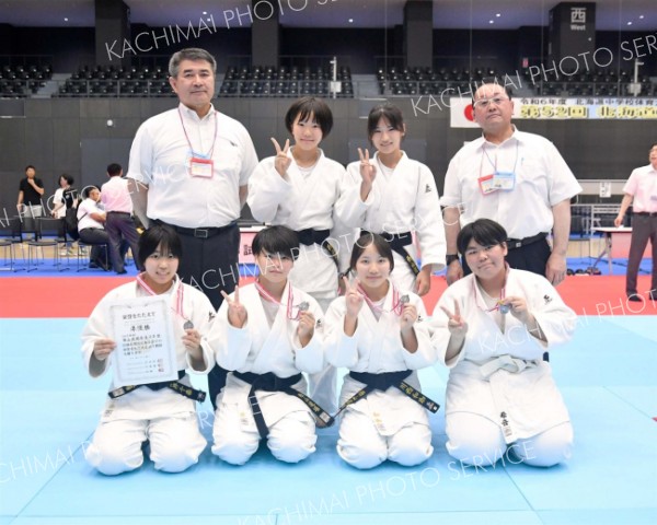 女子団体戦で初めて決勝まで勝ち進み準優勝を遂げた西山道場