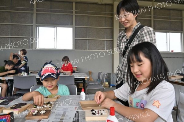 豆アートに取り組む子どもたち