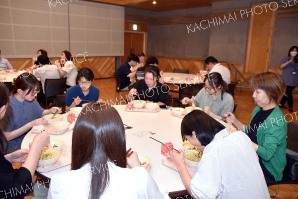 鹿みそラーメン味の工夫に感心　給食試食会　陸別