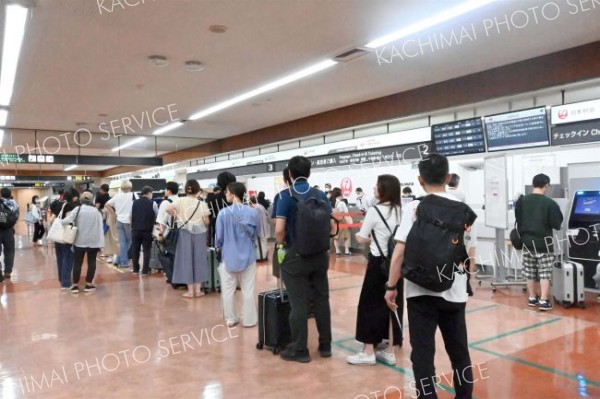 台風欠航影響で空港空席待ちも　Ｕターン交通機関混雑