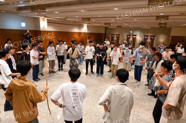 埼玉の中学生にアイヌ舞踊披露　帯広の協議会