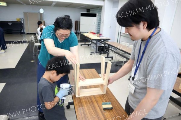 地域のカラマツで椅子作り　音更で親子木工教室