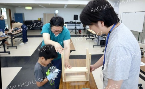 電動ドリルを使って椅子作りに挑戦する親子ら