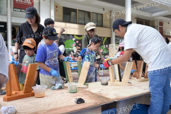 木製の椅子づくりに挑む参加者