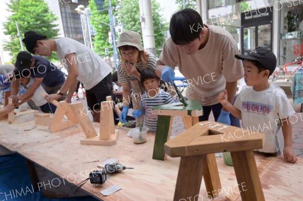 木製の椅子づくりに挑む参加者