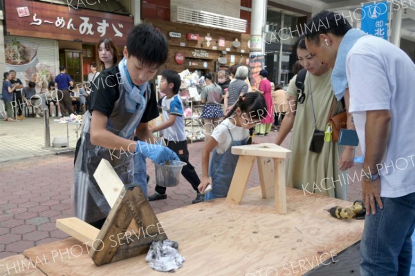 木製の椅子づくりに挑む参加者